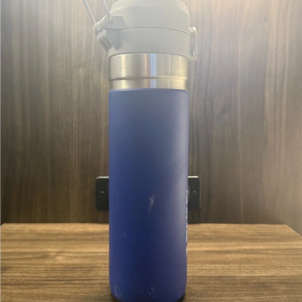 24 oz Stanley Navy Blue Insulated Travel Bottle with Gray Lid - Picture 2 of 5